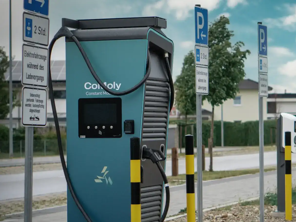 Oeffentliche-Ladesaeule-in-Untermeitingen-mit-150-kW-und-22-kW-Ladeleistung (1)
